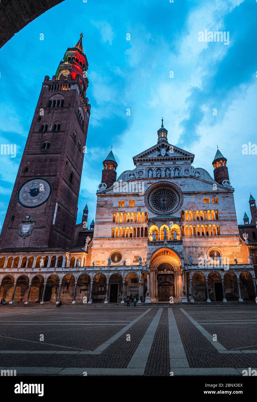 New Cremona Torrazzo Beleuchtung, drei Farben der italienischen Flagge, grün, weiß und rot auf Denkmälern zu unterstützen Land während der covid-19 Krise . Stockfoto
