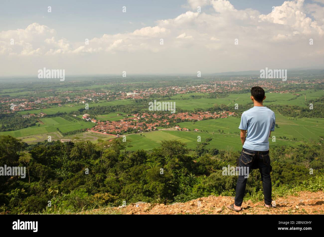 Junge Männer, sind auf einem Hügel allein Stockfoto