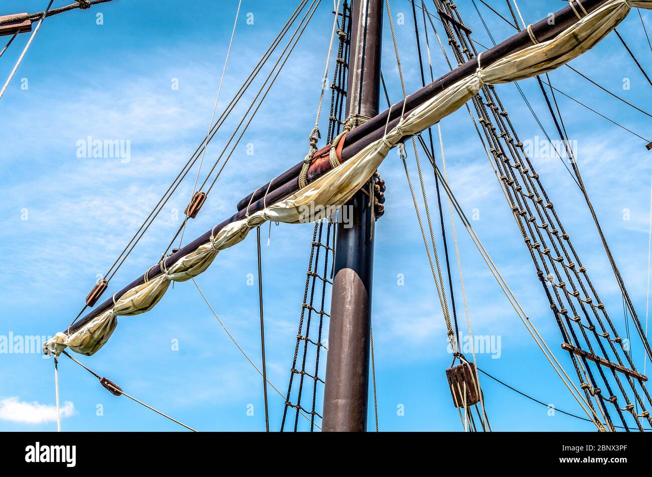 Nachbildung des Schiffes Nao Victoria in Sevilla, Andalusien, Spanien. Detail des Mastes. Blauer Himmel. Stockfoto