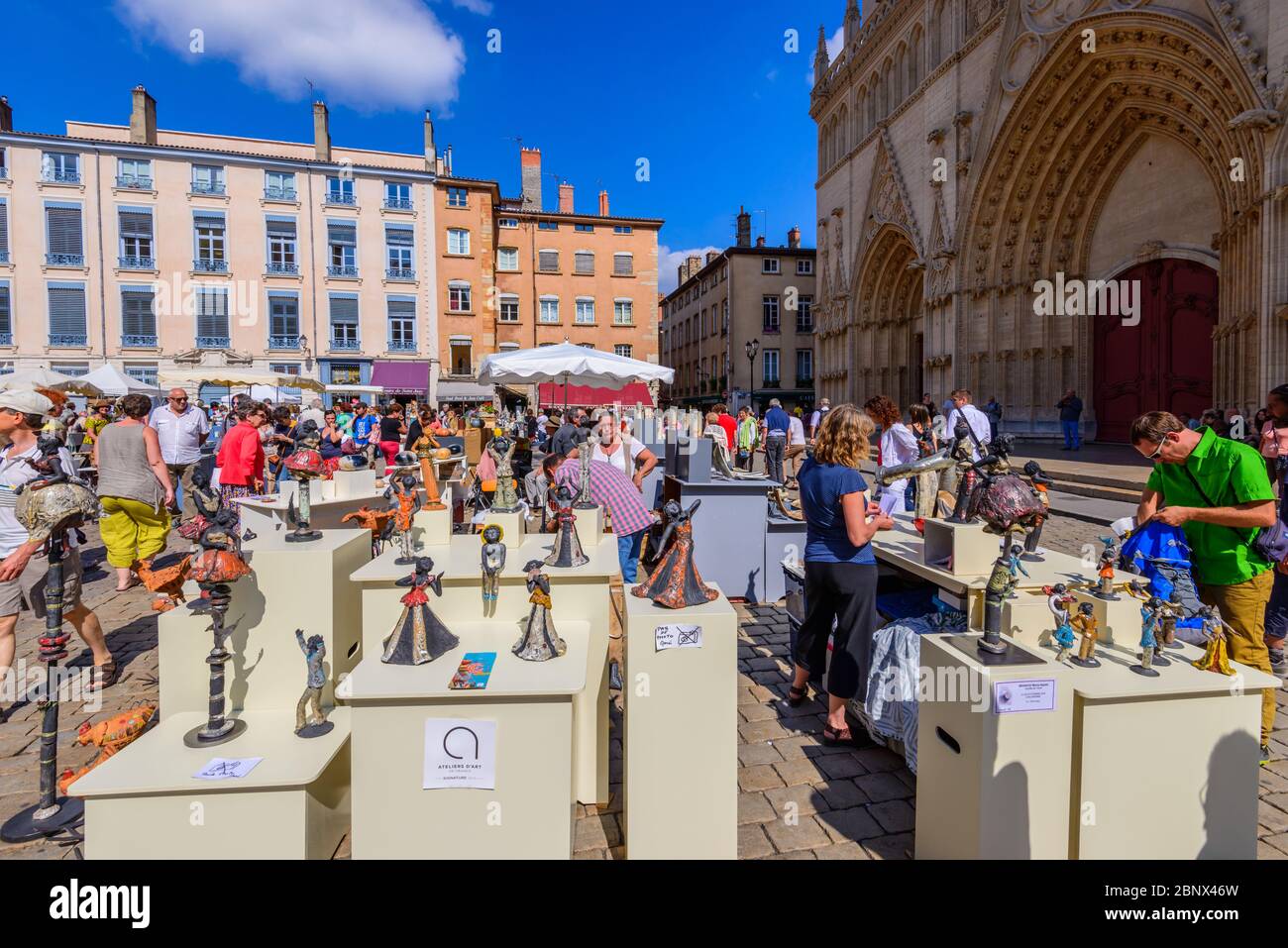 Lyon, Frankreich: Ein geschäftiges Kunst- und Keramikmarkt am Place Saint-Jean bei der Kathedrale von Lyon (Cathédrale Saint-Jean-Baptiste), einer römisch-katholischen Kirche. Stockfoto