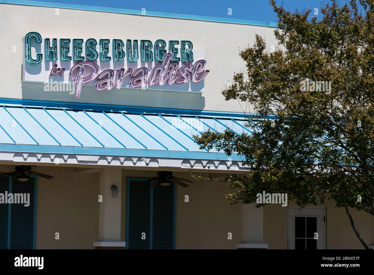 Ein Logo-Schild vor einem geschlossenen und verlassenen Cheeseburger im Paradise Restaurant in Virginia Beach, Virginia am 2. Mai 2020. Stockfoto