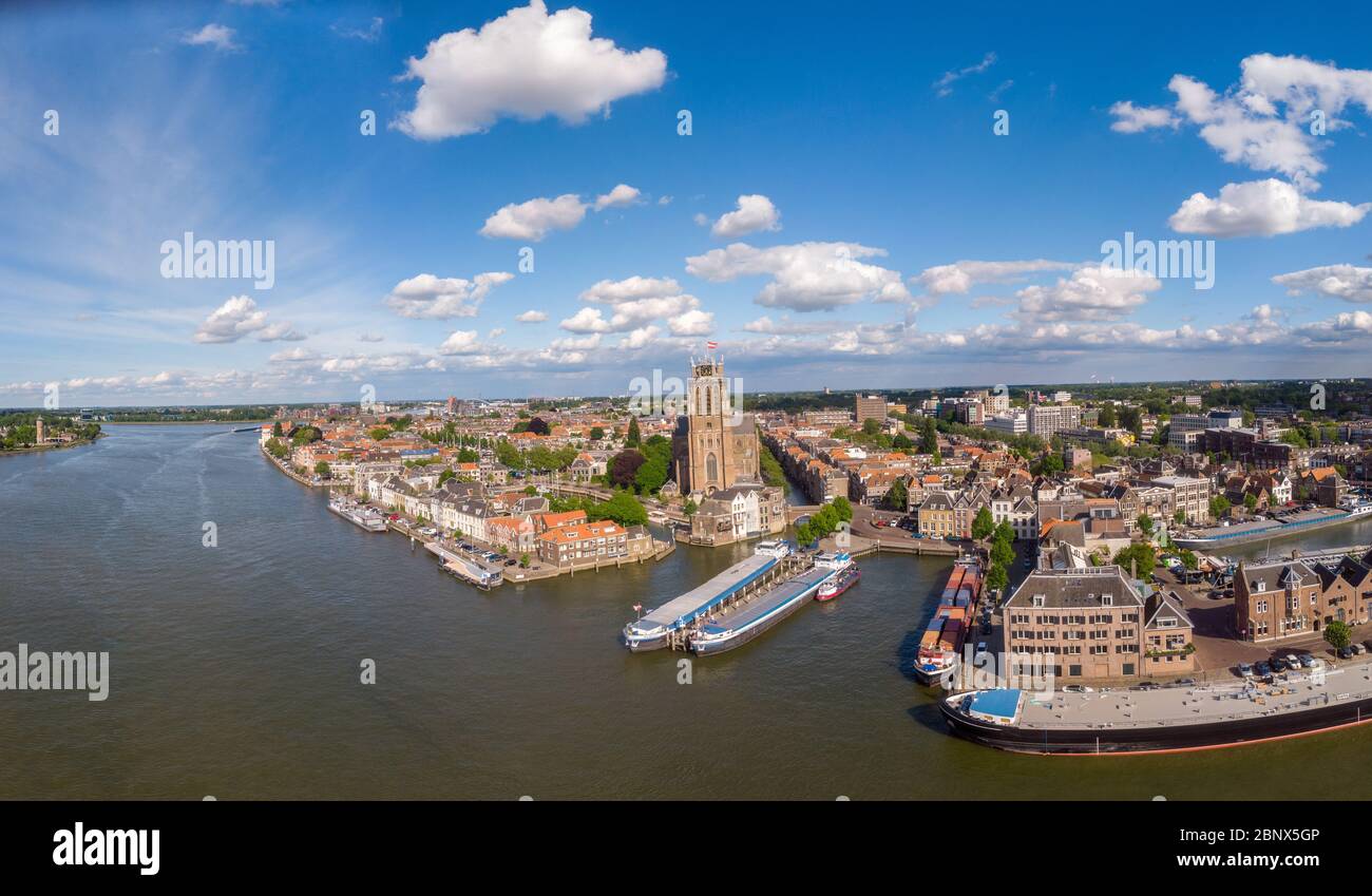 Dordrecht Niederlande Mai 2020, Skyline der Altstadt von Dordrecht mit Kirche und Grachtenbauten in den Niederlanden Stockfoto