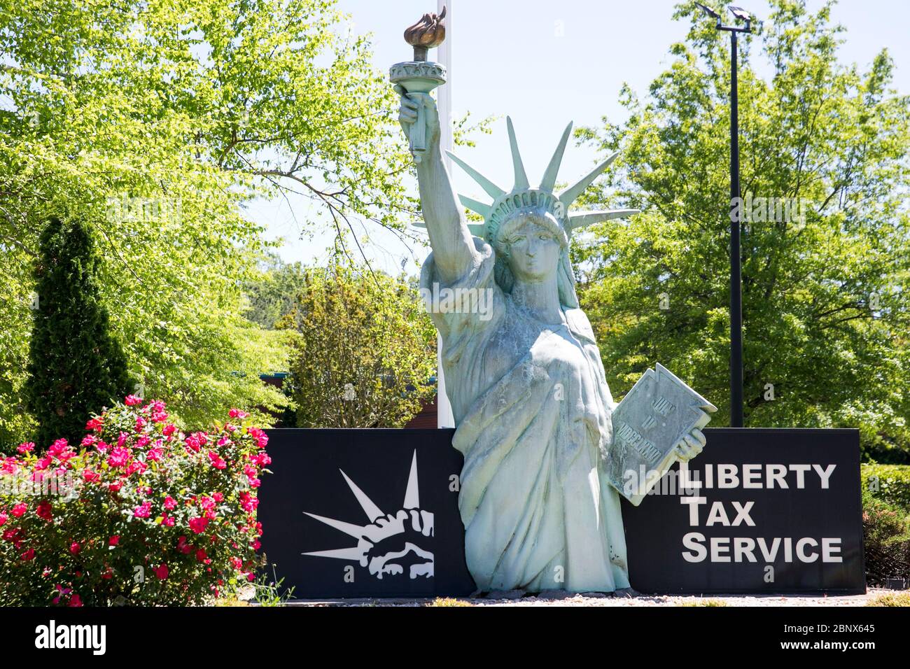 Ein Logo-Schild vor dem Hauptsitz der Franchise Group, Inc, der Muttergesellschaft von Liberty Tax, in Virginia Beach, Virginia am 2. Mai 2020. Stockfoto Ein Logo-Schild vor dem Hauptsitz der Franchise Group, Inc, der Muttergesellschaft von Liberty Tax, in Virginia Beach, Virginia am 2. Mai 2020. Stockfoto