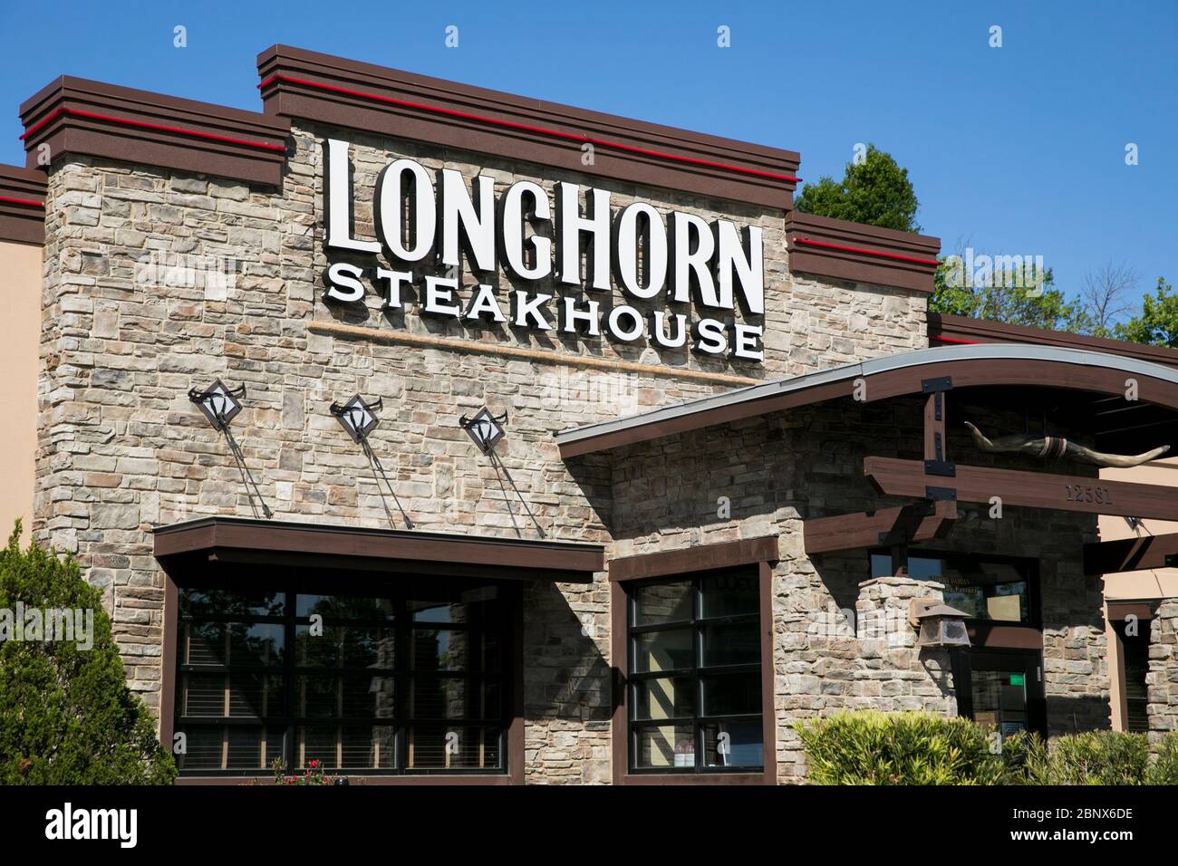 Ein Logo-Schild vor einem Restaurant in Longhorn Steakhouse in Newport News, Virginia am 2. Mai 2020. Stockfoto