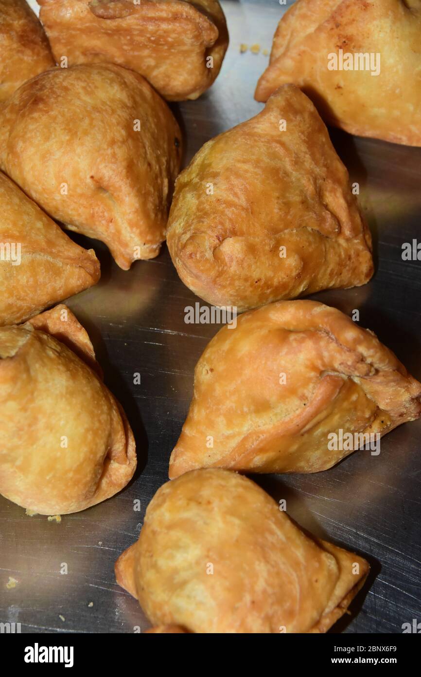Heiße Samosas auf einem Stall bei einer indischen Hochzeit platziert Stockfoto