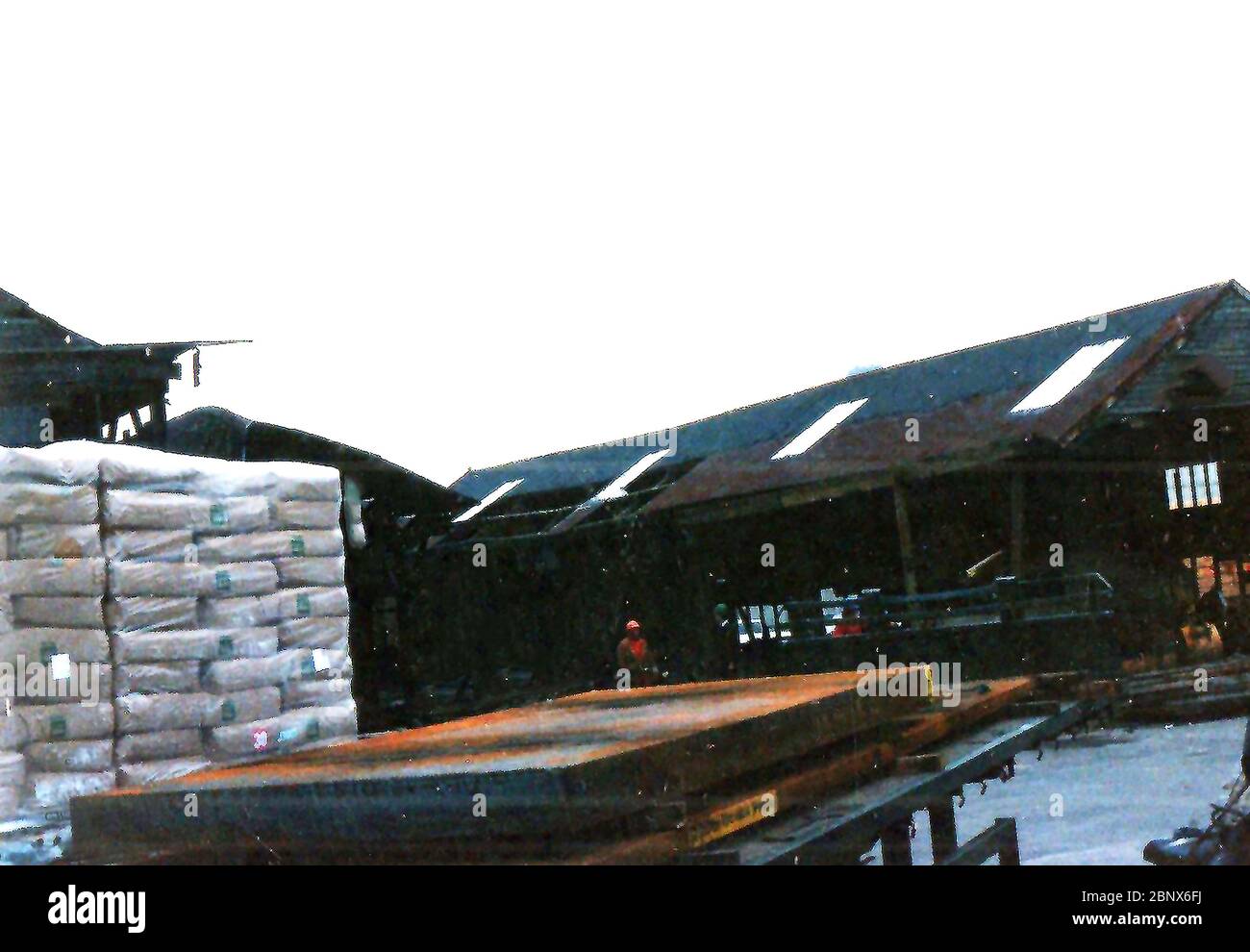 Eine seltene alte Momentaufnahme des Abrisses des Dock End Sägewerks in Whitby, Yorkshire, Großbritannien, um Platz für neue Entwicklung einschließlich Langbourne Road, der Marina und dem Co-op Superstore zu machen. Obwohl schlechte Qualität ist dies eines der wenigen Fotos, die zu der Zeit aufgenommen wurden. Stockfoto