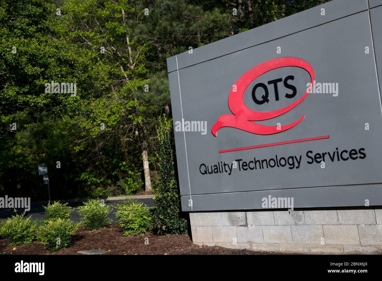 Ein Logo-Schild vor einem Quality Technology Services (QTS)-Rechenzentrum in Sandston, Virginia, am 2. Mai 2020. Stockfoto