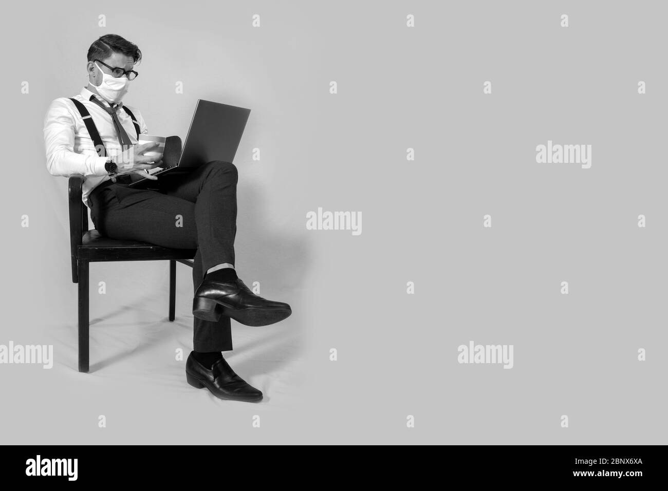 Moderner Nerdy mit Brille Stockfoto