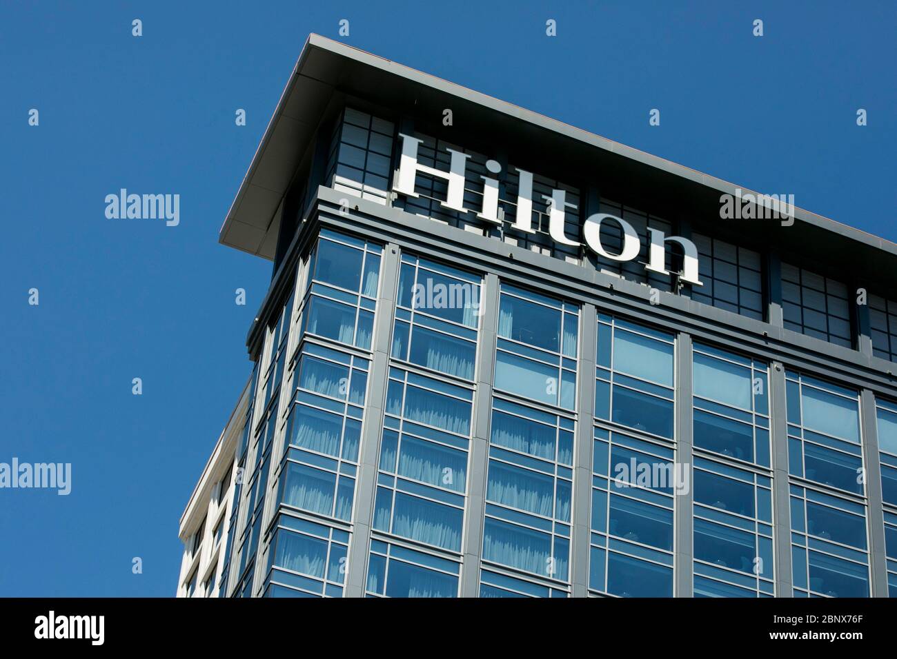 Ein Logo-Schild vor einem Hilton Hotel in Norfolk, Virginia am 2. Mai 2020. Stockfoto