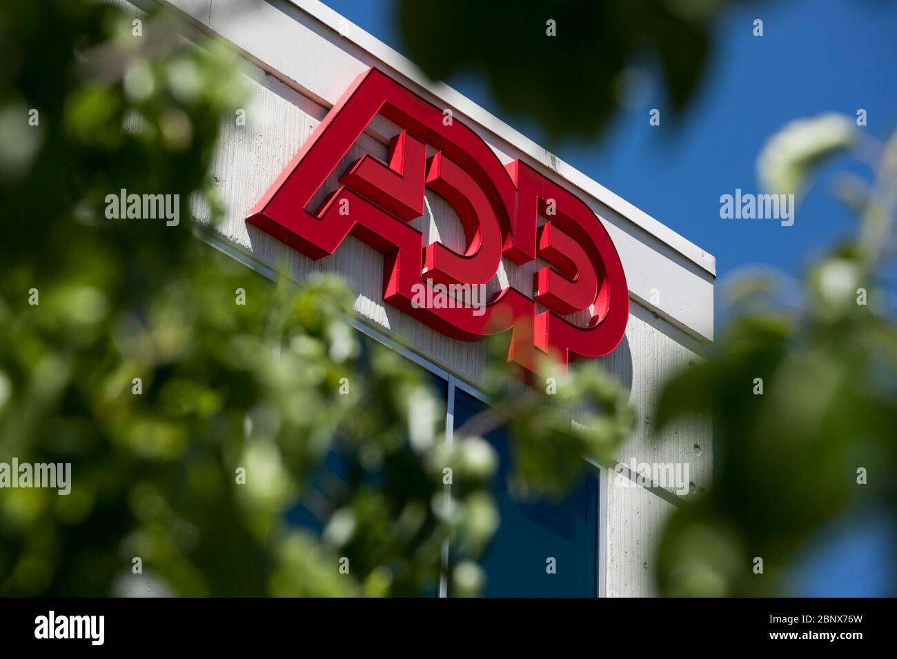 Ein Logo-Schild vor einer Einrichtung, die von der Automatic Data Processing (ADP) in Norfolk, Virginia am 2. Mai 2020 belegt ist. Stockfoto