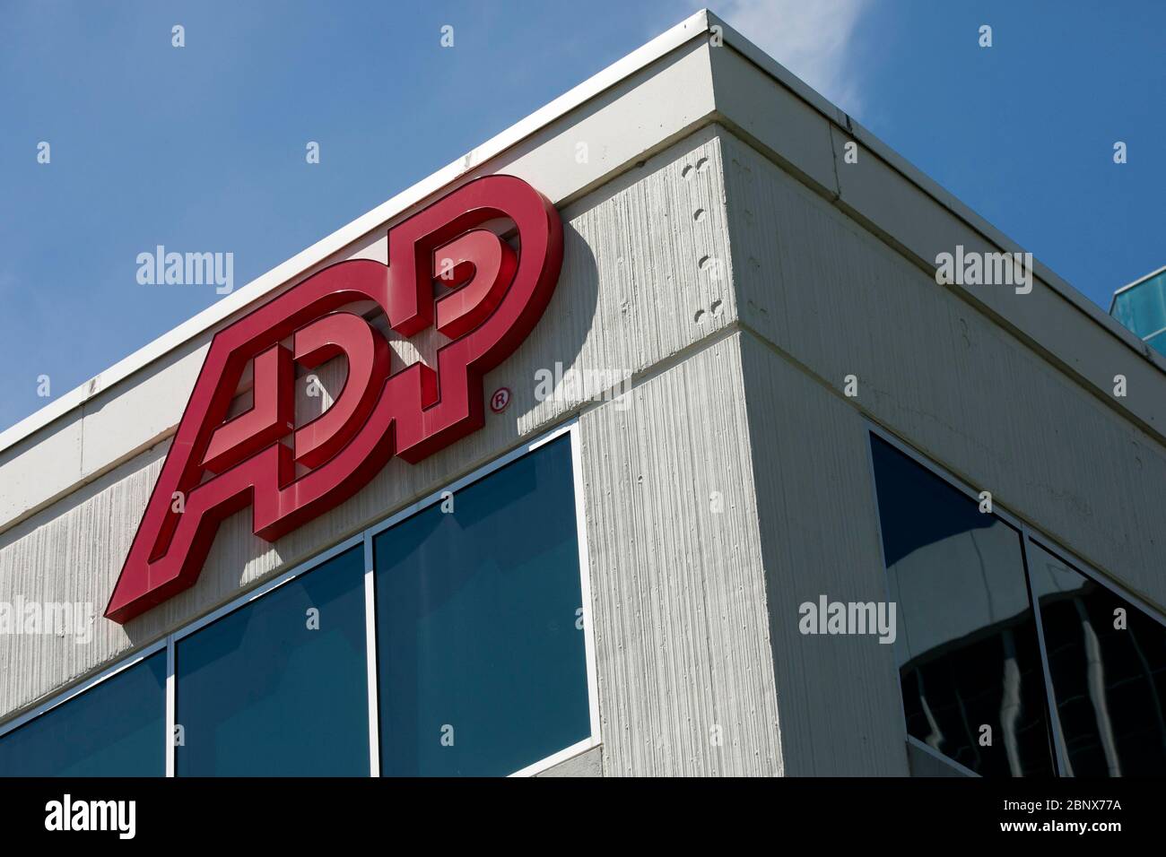 Ein Logo-Schild vor einer Einrichtung, die von der Automatic Data Processing (ADP) in Norfolk, Virginia am 2. Mai 2020 belegt ist. Stockfoto