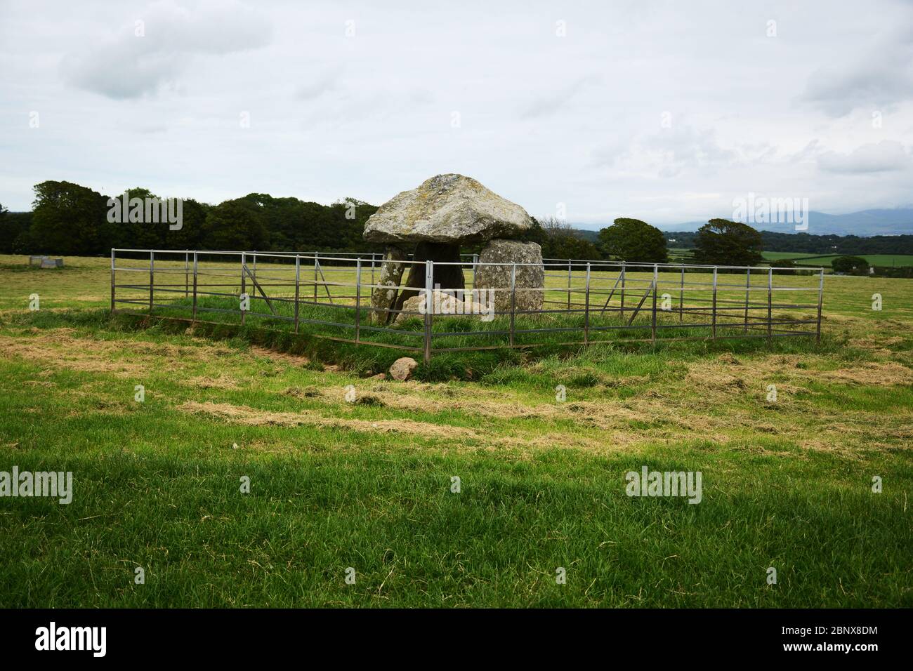 Weite Ansicht der Bodowyr Neolithischen Grabkammer in Llangaffo auf der Isle of Anglesey in Nord Wales besteht aus 5 Steinen Stockfoto