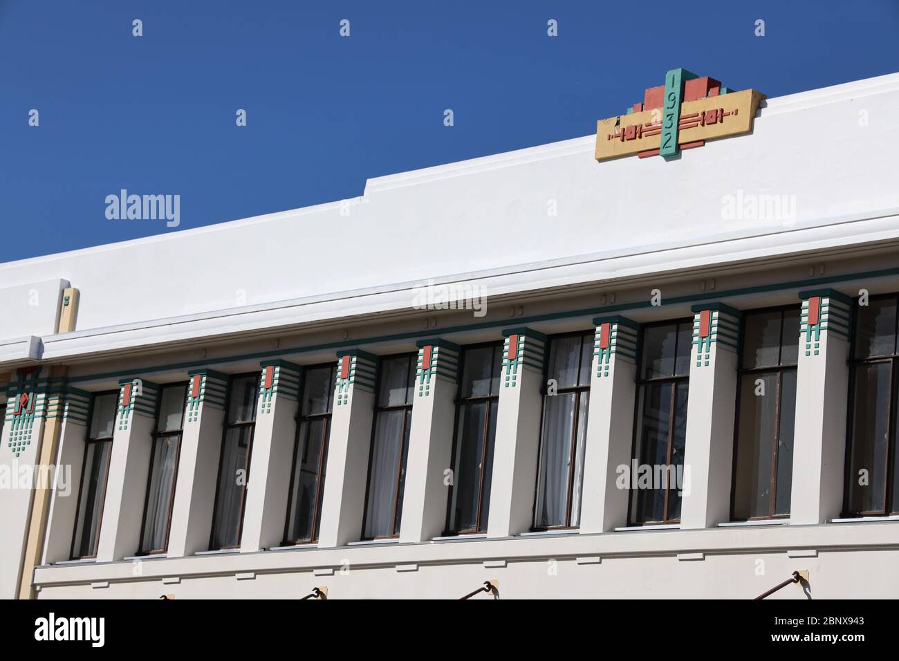 Art déco-Architektur aus den 1930er Jahren. Fassade eines stilvollen Gebäudes nach dem Erdbeben von 1931 in Napier, Hawke's Bay, North Island, Neuseeland. Keine Leute Stockfoto