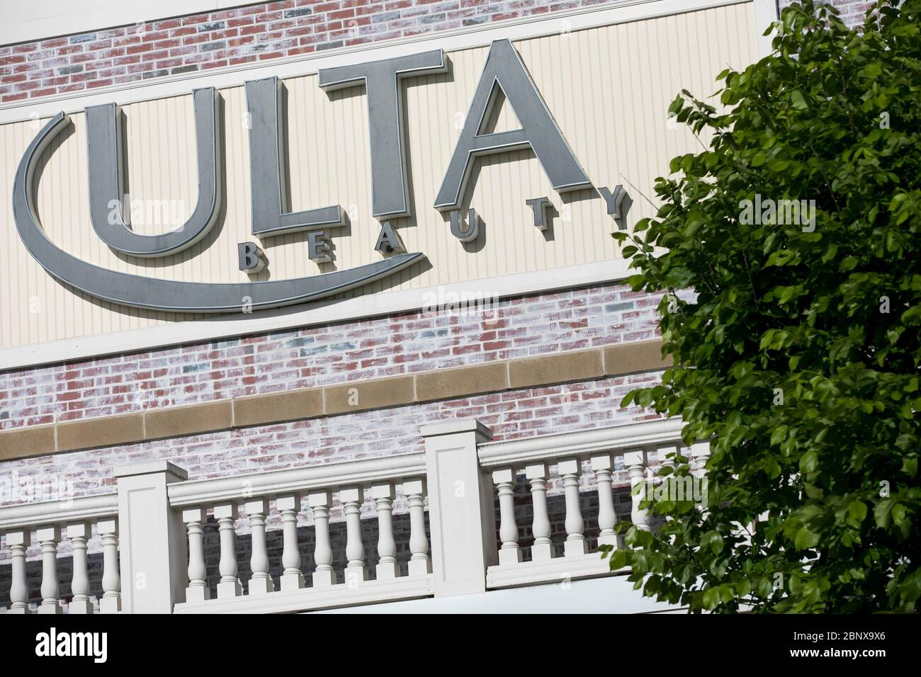 Ein Logo-Schild vor einem Ulta Beauty-Laden in Williamsburg, Virginia am 2. Mai 2020. Stockfoto