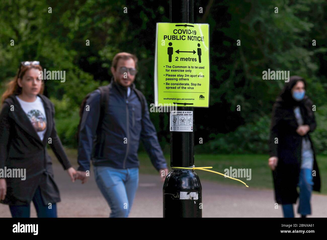 Southampton, Hampshire, Großbritannien. 16. Mai 2020, Öffentliche Mitteilung an einen Laternenpfahl am Southampton Common, Erklärung der Gesetze zum sozialen Distancinng des Coronavirus, Southampton, Hampshire, UK Quelle: Dawn Fletcher-Park/Alamy Live News Stockfoto