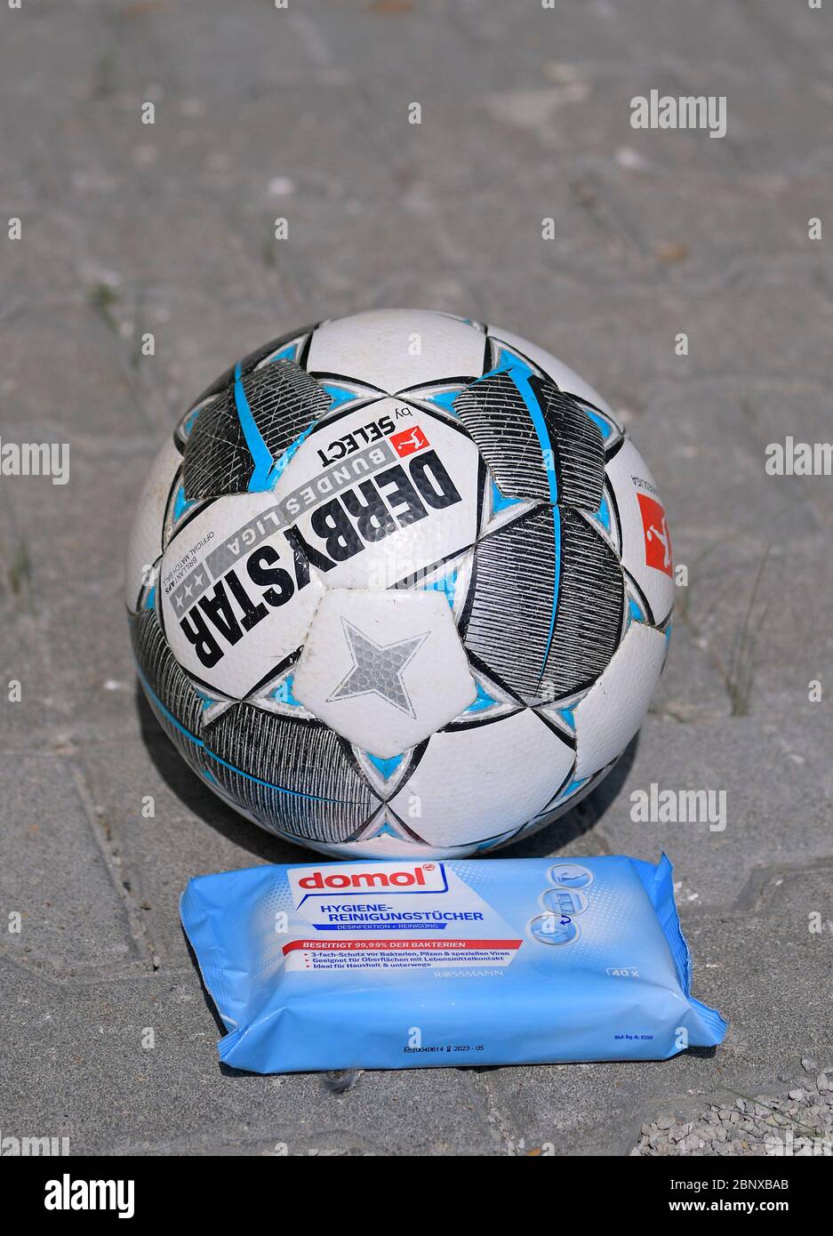 Augsburg, 16. Mai 2020, , Fussball 1. Bundesliga 2019/2020, 26. Spieltag, FC Augsburg - VfL Wolfsburg, in der WWK-Arena Augsburg, Spielball und Desinfektionstüchern © Peter Schatz/ Pool / Alamy Live News via B.Feil/MIS nur für redaktionelle Verwendung! Die DFL-Bestimmungen verbieten die Verwendung von Fotos als Bildsequenzen und/oder quasi-Video. Stockfoto