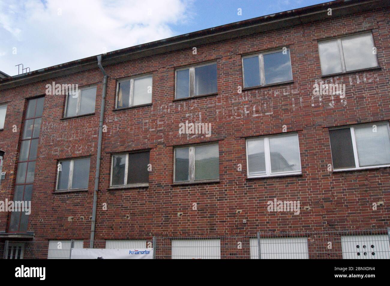 Tower des Flugplatzes Staaken in Berlin mit an der Seite noch sichtbaren kyrillischen Schriftzeichen aus der Nachkriegzeit. Stockfoto