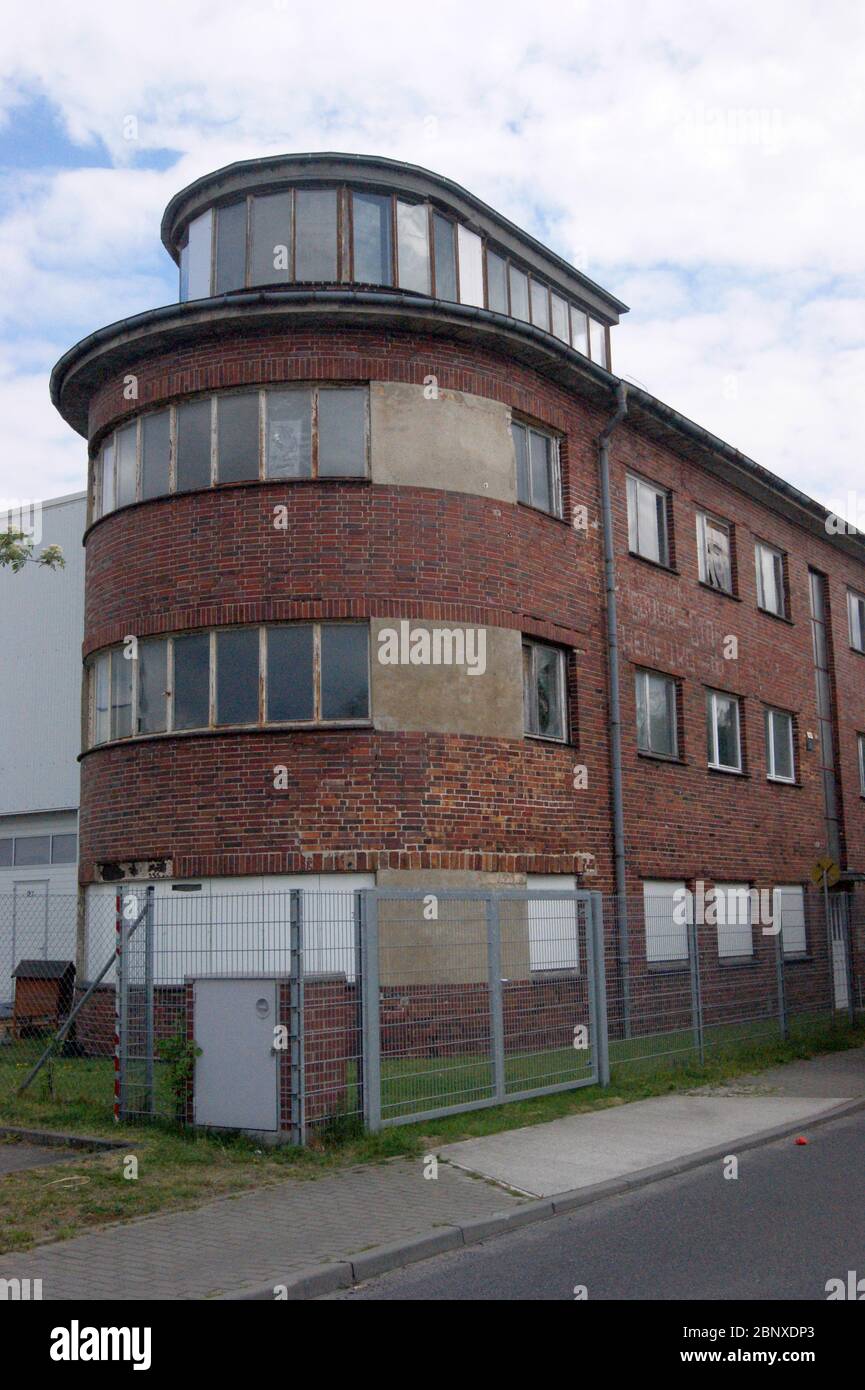 Tower des Flugplatzes Staaken in Berlin mit an der Seite noch sichtbaren kyrillischen Schriftzeichen aus der Nachkriegzeit. Stockfoto