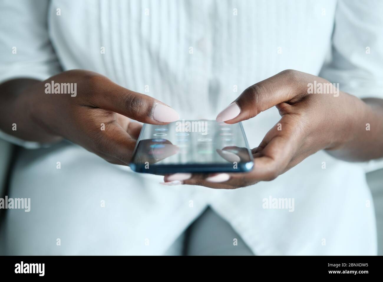 Schwarze Frau Sucht Anwendung Auf Smartphone Stockfoto