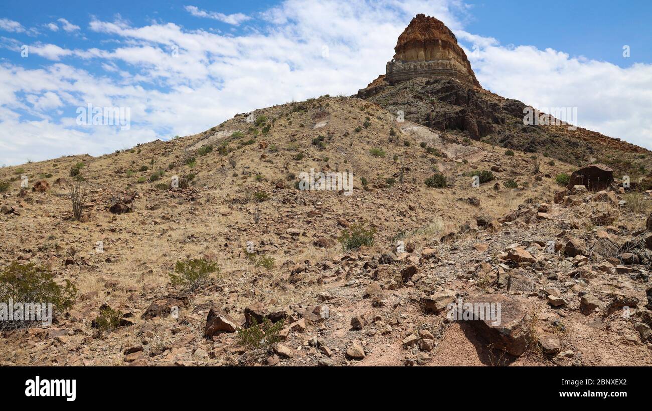 Cerro Castellan (Castolon Peak) - Schichten in diesem Turm sind aus mehreren Lavaströmen und vulkanischen Tuffs (Ascheablagerungen) mit Schichten von Kies und Ton werden Stockfoto