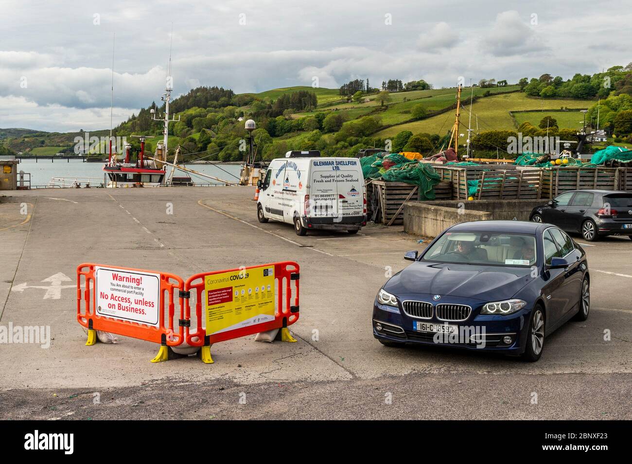 Union Hall, West Cork, Irland. Mai 2020. Ein Auto fährt an einem Covid-19-Warnschild vorbei, wenn es den Union Hall-Fischersteg verlässt. Credit: AG News/Alamy Live News Stockfoto