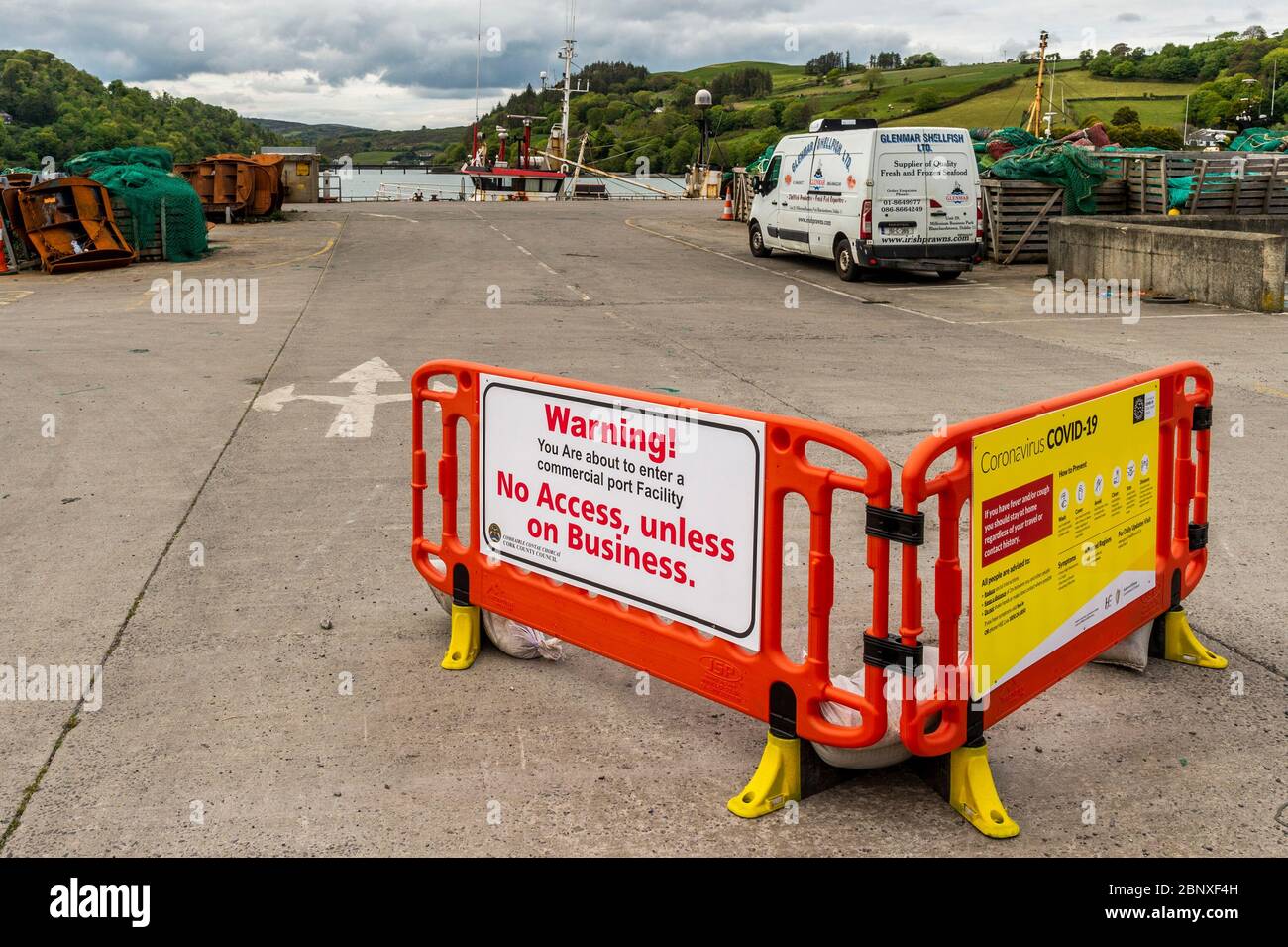 Union Hall, West Cork, Irland. Mai 2020. Covid-19 Warnschilder weisen auf den Eingang zum Union Hall Angelsteg. Credit: AG News/Alamy Live News Stockfoto