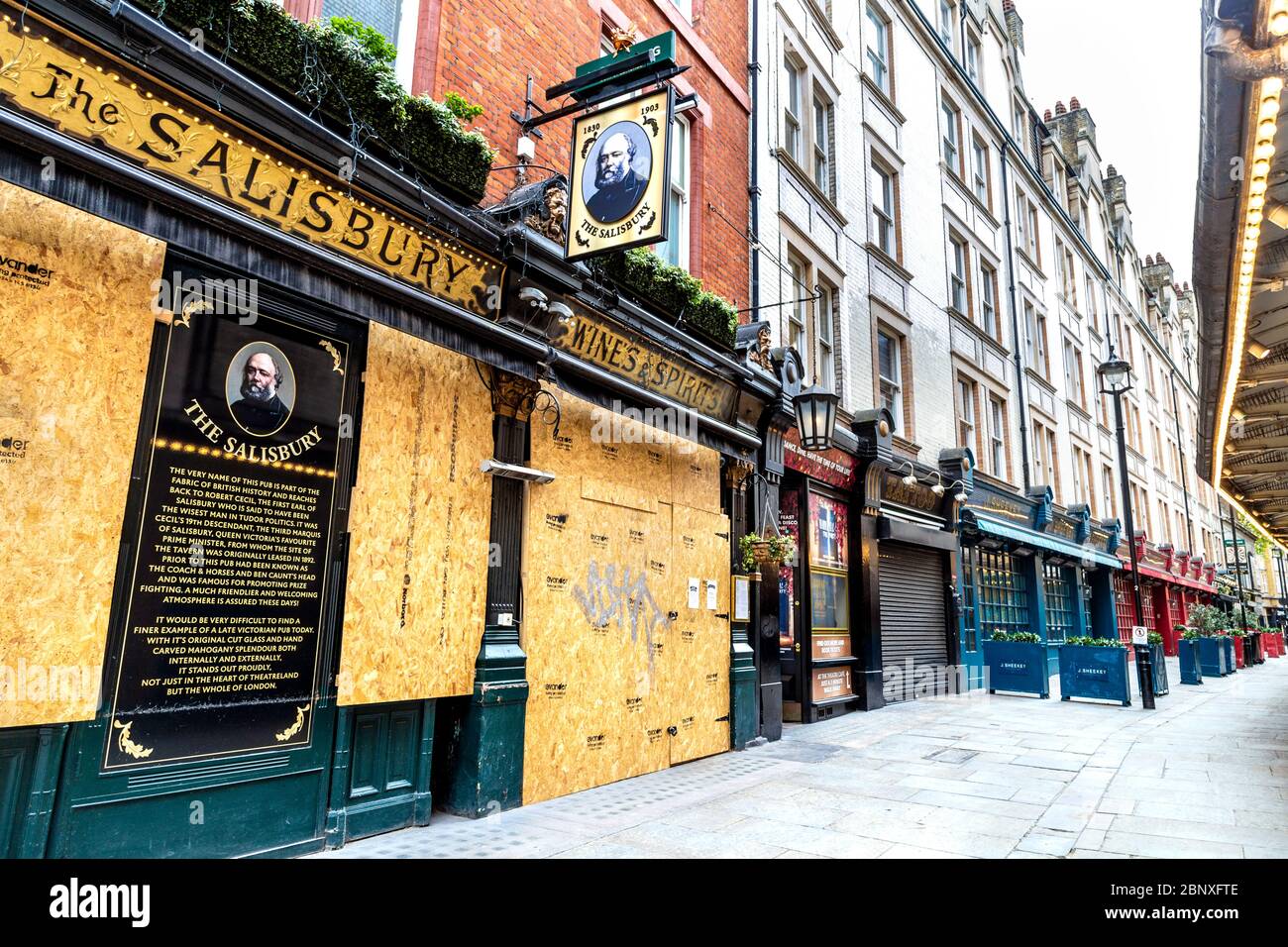16. Mai 2020 London, UK - das Sailsbury Pub auf dem Leicester Square wurde während der Sperrung der Coronavirus-Pandemie geschlossen und vernagelt Stockfoto