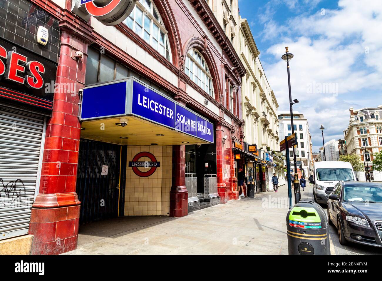 16. Mai 2020 London, UK - Leicester Square U-Bahn Station während der Coronavirus Pandemie gesperrt geschlossen Stockfoto