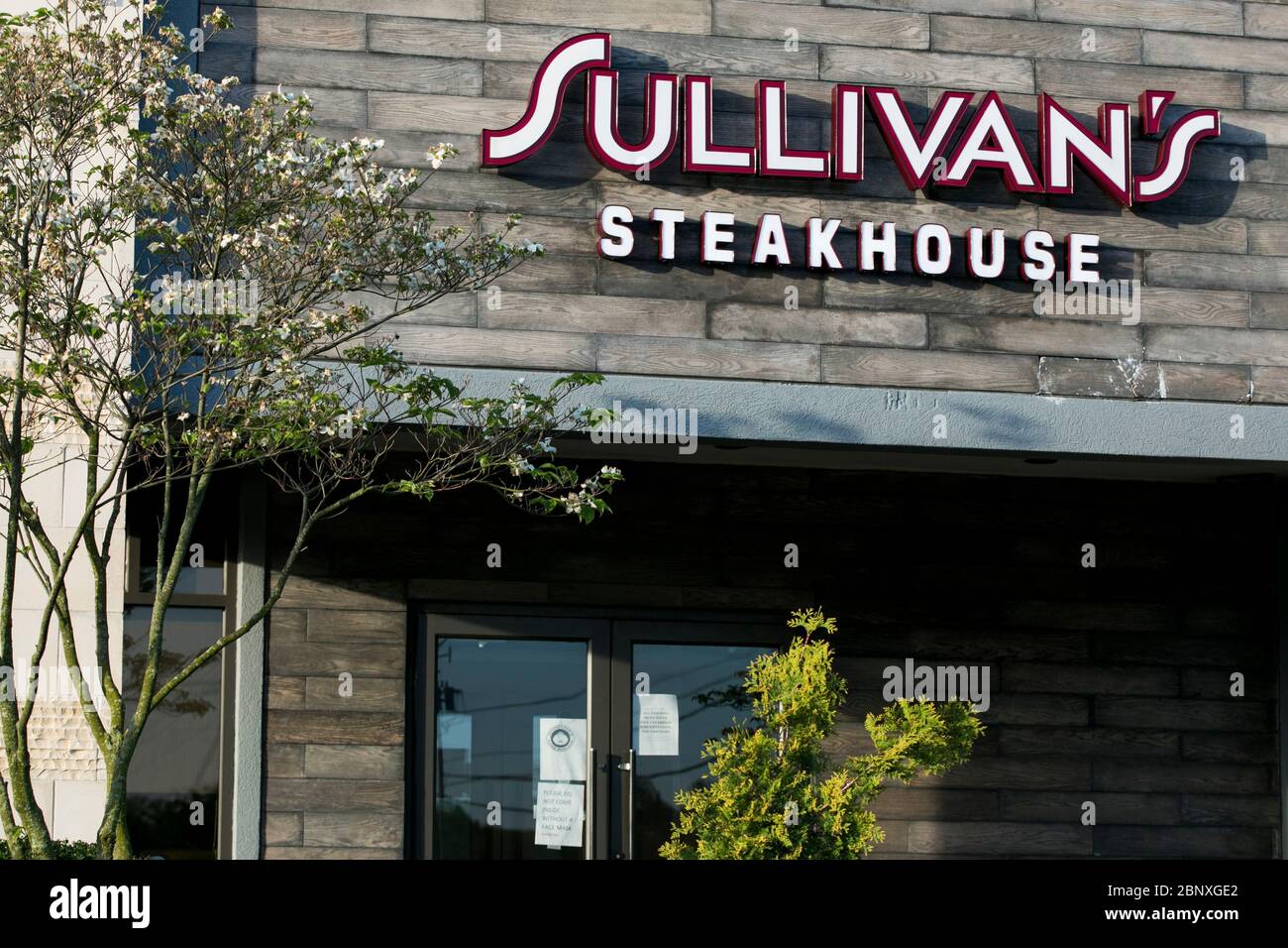 Ein Logo-Schild vor einem Sullivans Steakhouse Restaurant in Wilmington, Delaware am 4. Mai 2020. Stockfoto