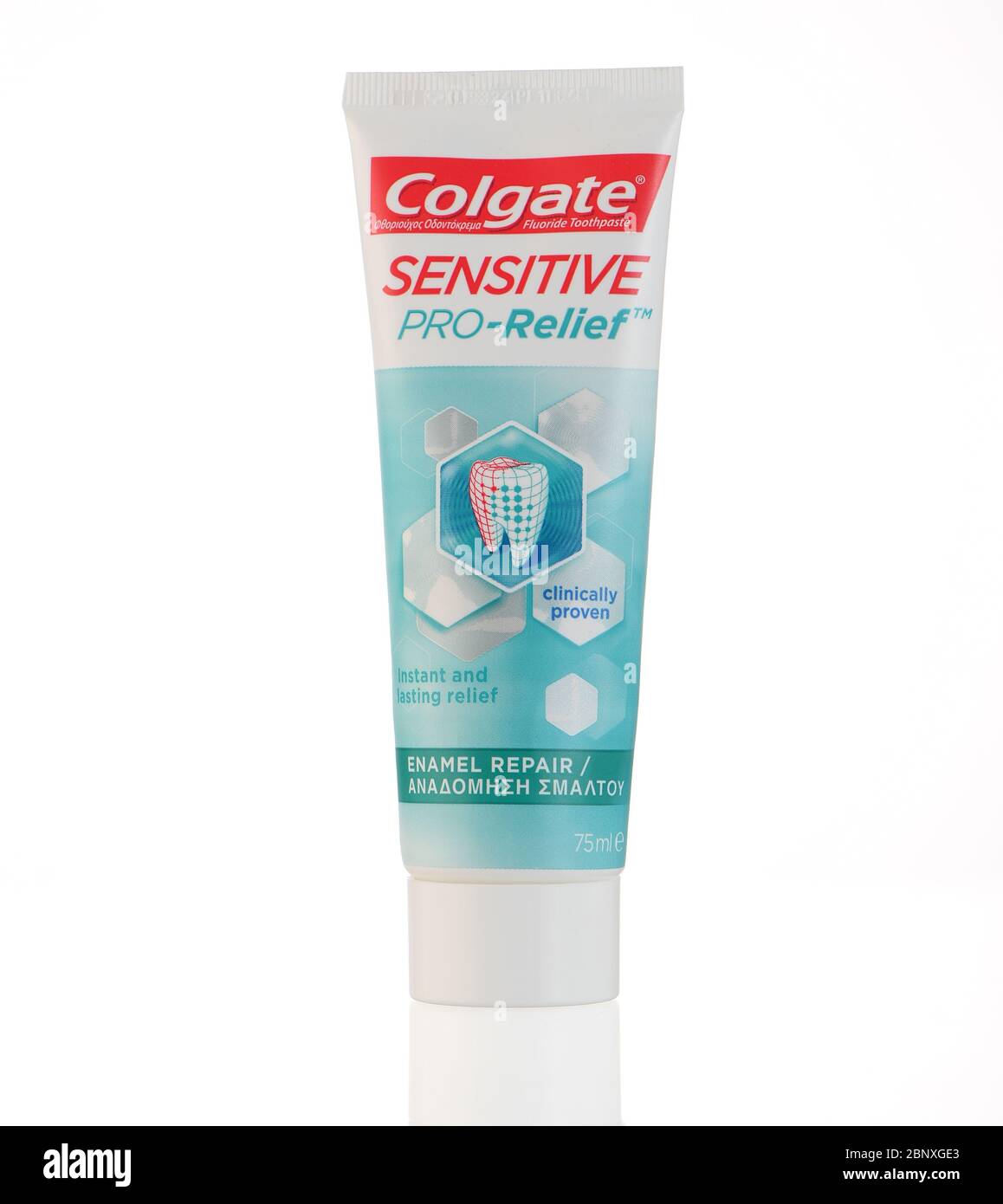 Colgate sensitive Pro-Relief Zahnpasta Tube im Studio vor weißem Hintergrund isoliert aufgenommen. Stockfoto