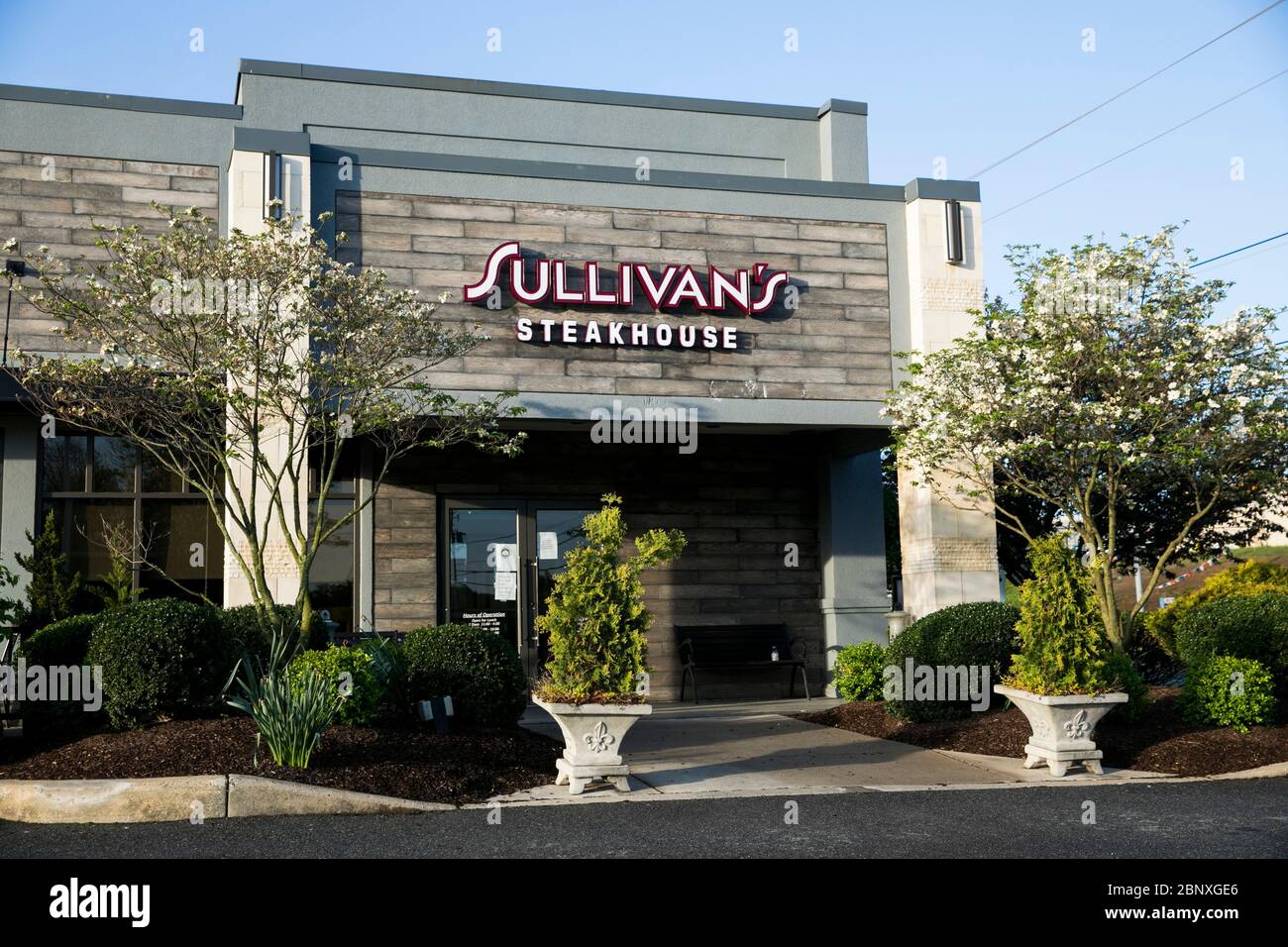 Ein Logo-Schild vor einem Sullivans Steakhouse Restaurant in Wilmington, Delaware am 4. Mai 2020. Stockfoto