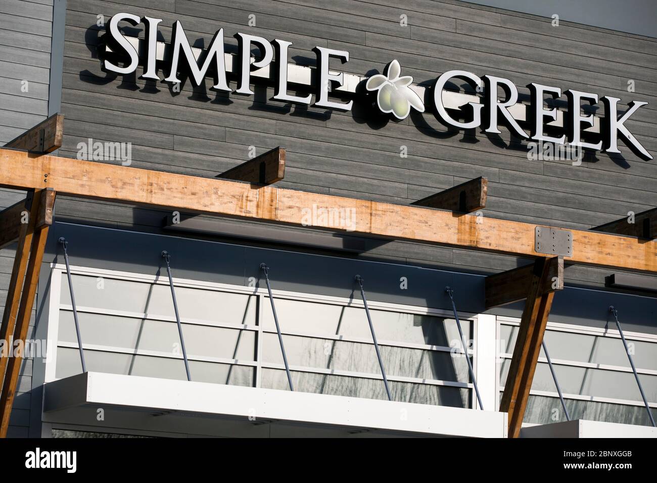 Ein Logo-Schild vor einem einfachen griechischen Restaurant in Wilmington, Delaware am 4. Mai 2020. Stockfoto