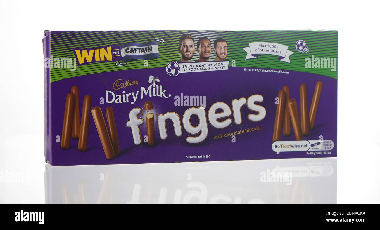 Milchmilch Finger Paket mit Fußball-Wettbewerb Sponsoring auf mit gewinnen den Kapitän Preis isoliert vor einem weißen Hintergrund. Stockfoto