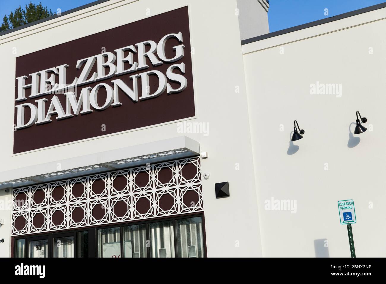 Ein Logo-Schild vor einem Helzberg Diamonds-Einzelhandelsgeschäft in Wilmington, Delaware, am 4. Mai 2020. Stockfoto