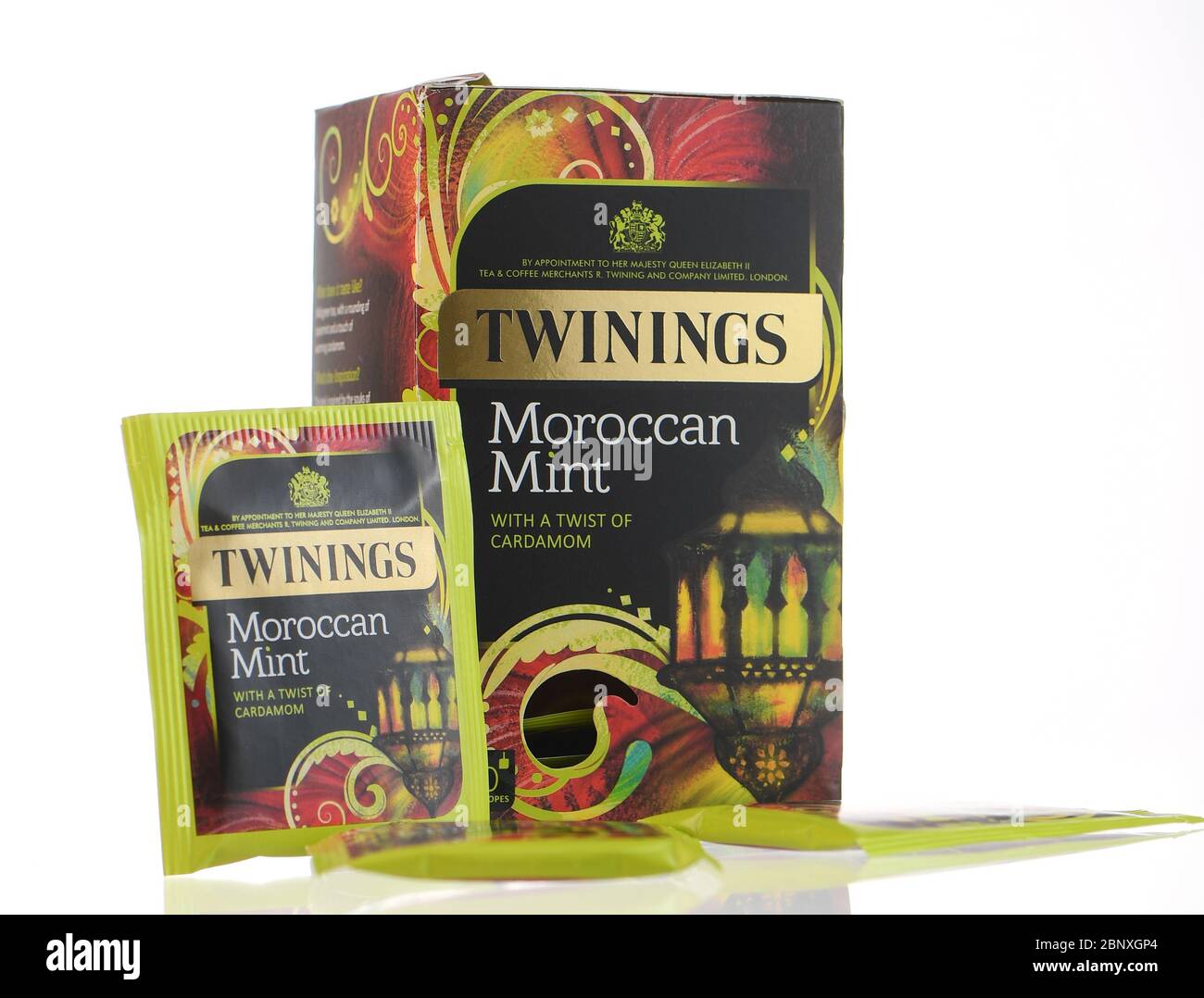 Twinings Marokkanische Minze Teedose und Tasche im Studio vor einem weißen Hintergrund isoliert fotografiert. Stockfoto