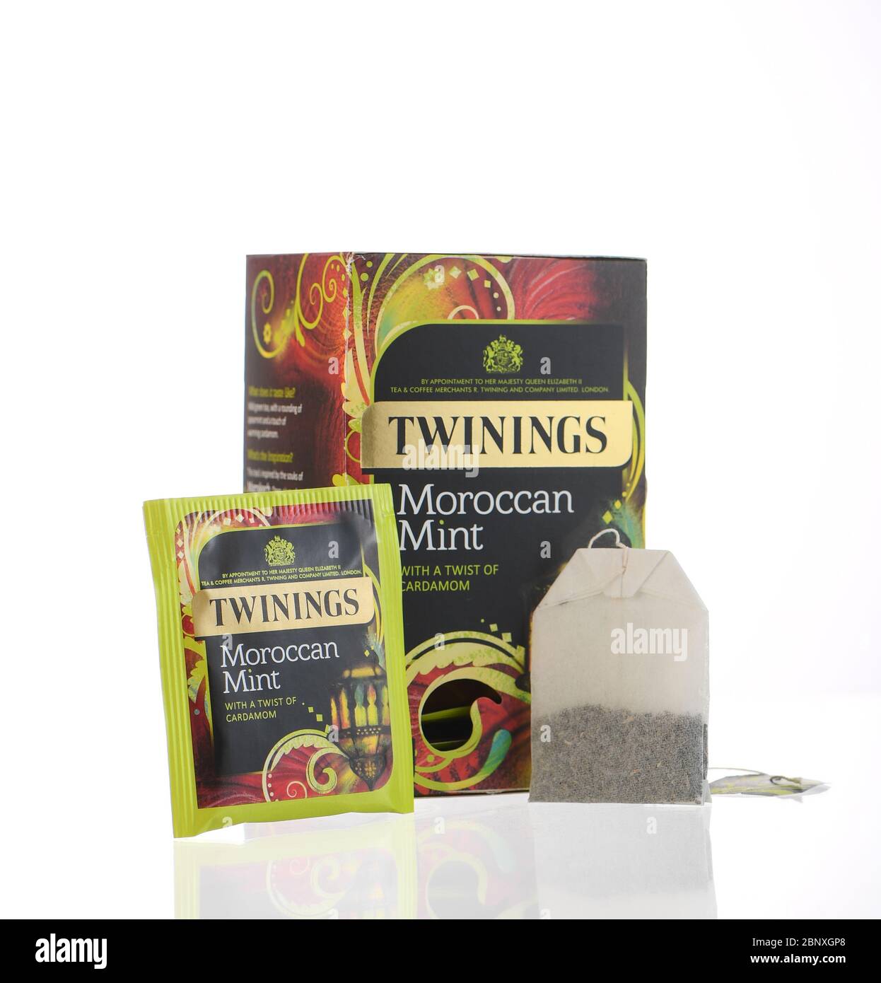 Twinings Marokkanische Minze Teedose und Tasche im Studio vor einem weißen Hintergrund isoliert fotografiert. Stockfoto
