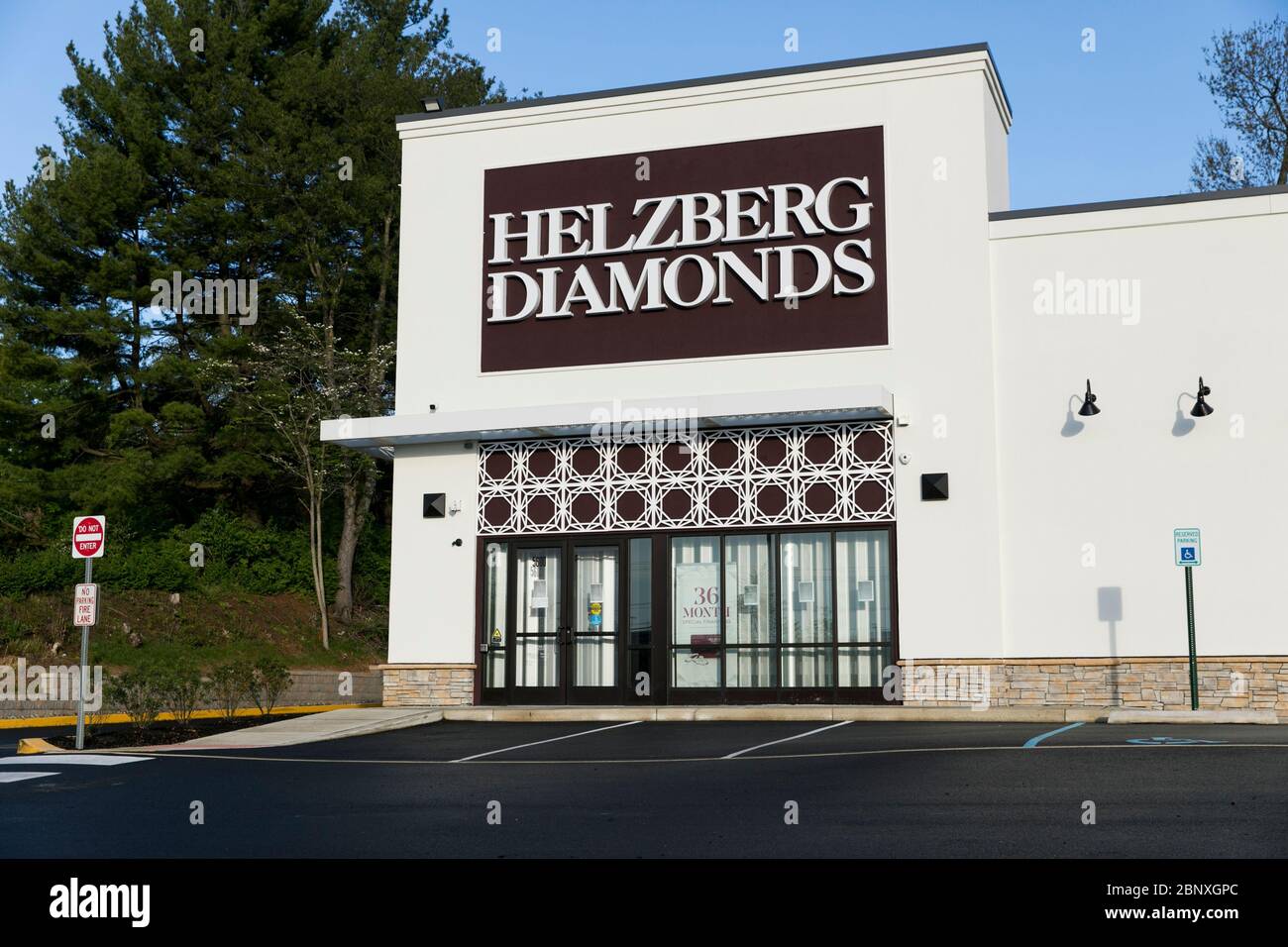 Ein Logo-Schild vor einem Helzberg Diamonds-Einzelhandelsgeschäft in Wilmington, Delaware, am 4. Mai 2020. Stockfoto