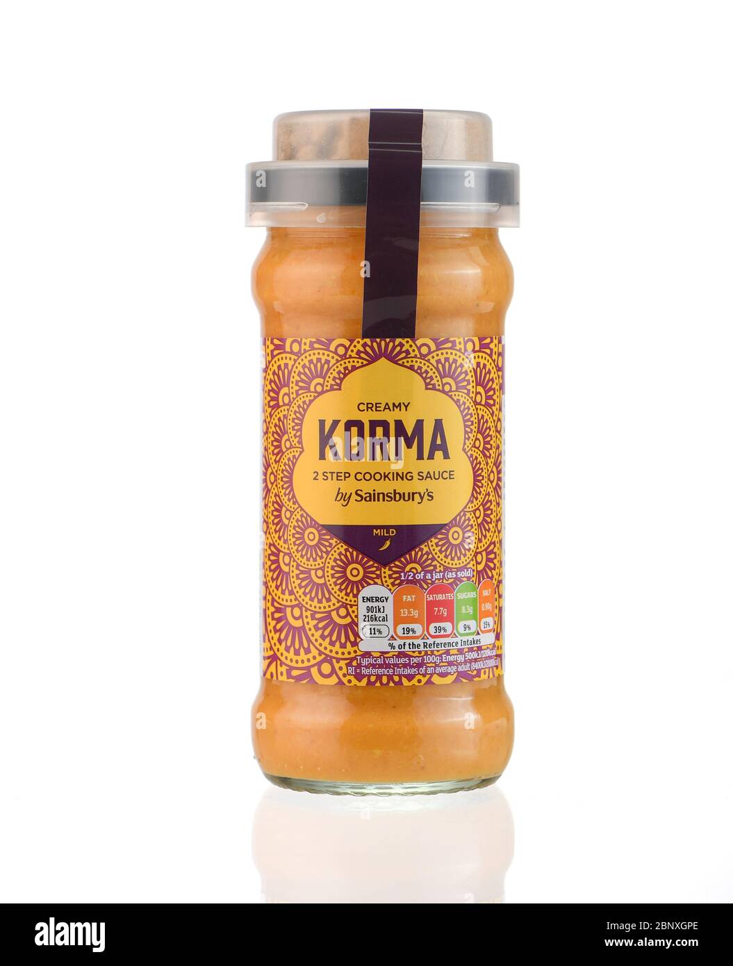 Korma Kochsauce von Sainsburys jar Studio Bild isoliert auf einem weißen Hintergrund. Stockfoto