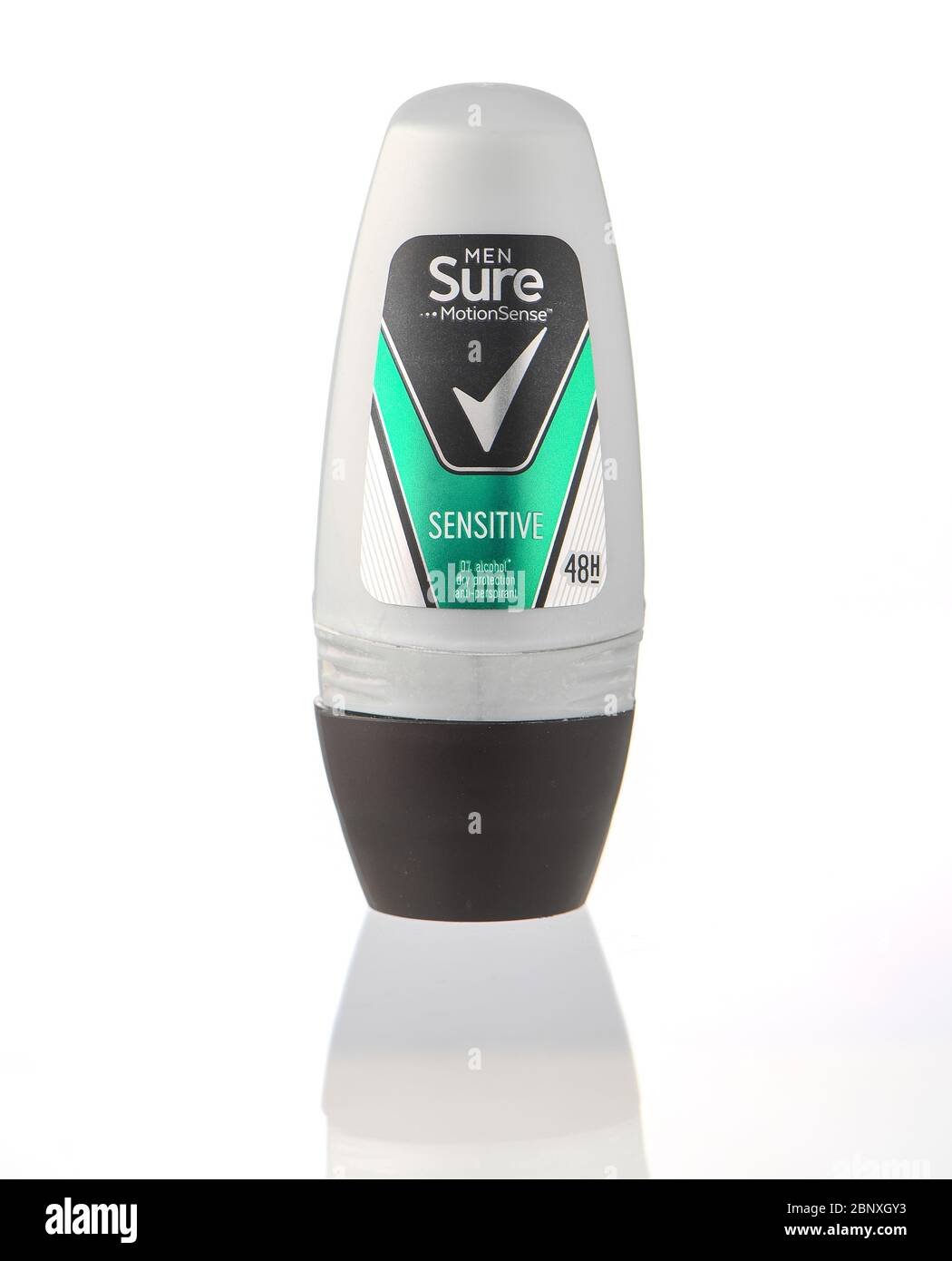 Männer sicher empfindliche Roll-on Deodorant isoliert vor einem weißen Hintergrund. Stockfoto