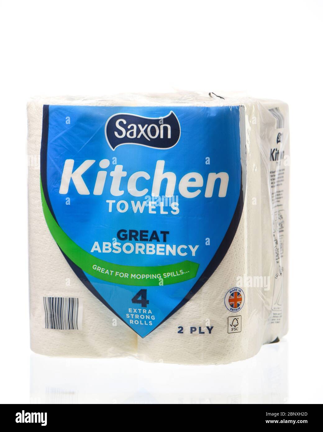 Saxon Küchenhandtücher Bulk 4 Pack extra starke Rollen isoliert auf einem weißen Hintergrund von Aldis Supermarkt. Stockfoto