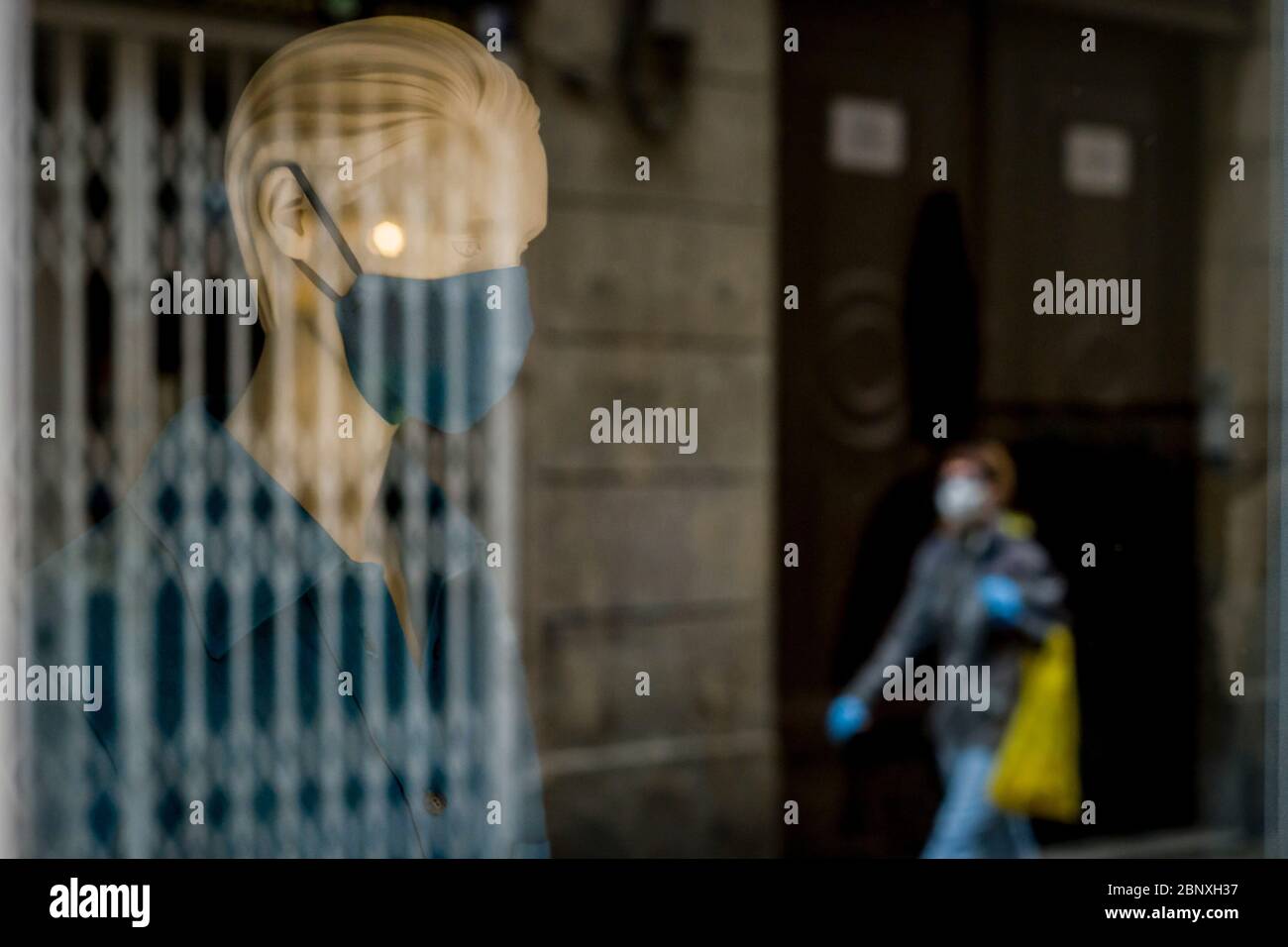 Barcelona, Spanien. 16. Mai 2020 - EINE Schaufensterpuppe mit einer schützenden Gesichtsmaske schmückt die Schaufensterdekoration eines geschlossenen Bekleidungsladens in der Innenstadt von Barcelona. Quelle:Jordi Boixareu/Alamy Live News Stockfoto