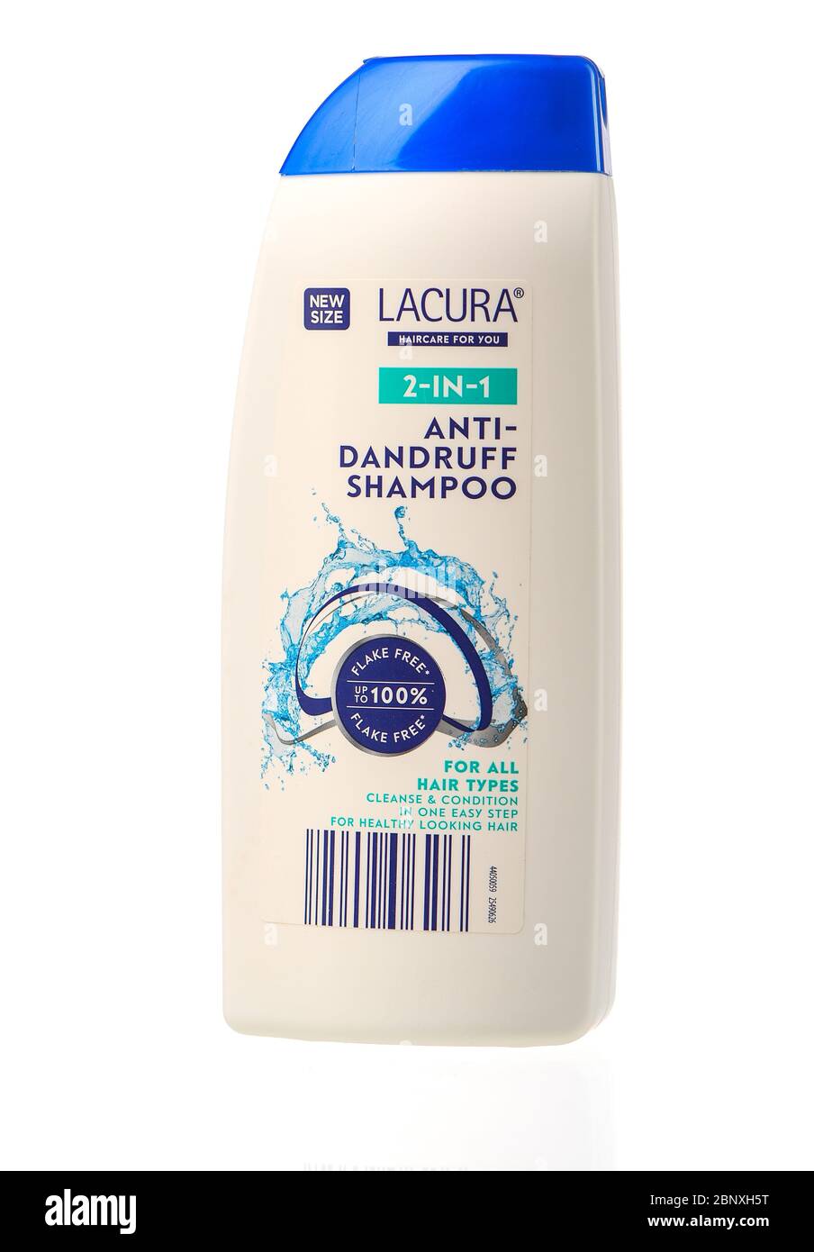 Lacura Aldi Care Range 2 in 1 Anti Schuppen Shampoo Flasche isoliert vor einem weißen Hintergrund. Stockfoto