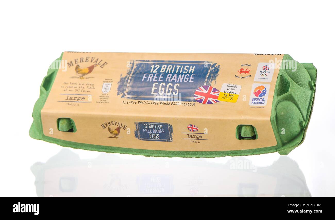 Eine Schachtel mit 12 britischen Freilandeiern von Merevale-Farmen auf weißem Hintergrund isoliert. Stockfoto