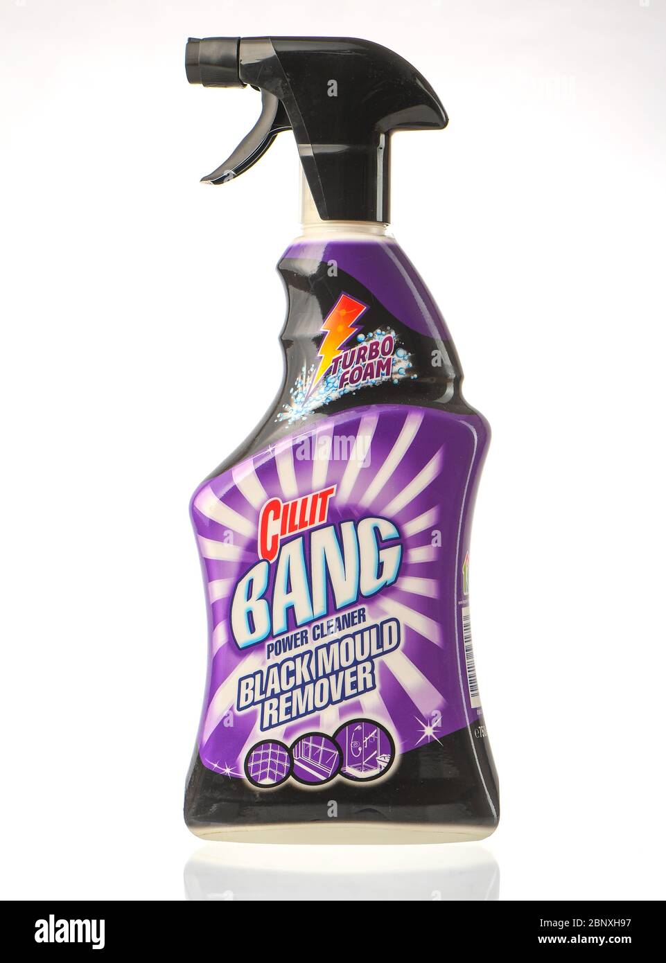 Cillit Bang Power Cleaner schwarzer Formentferner Turbo-Schaumstoffbehälter auf weißem Hintergrund im Studio erschossen. Stockfoto
