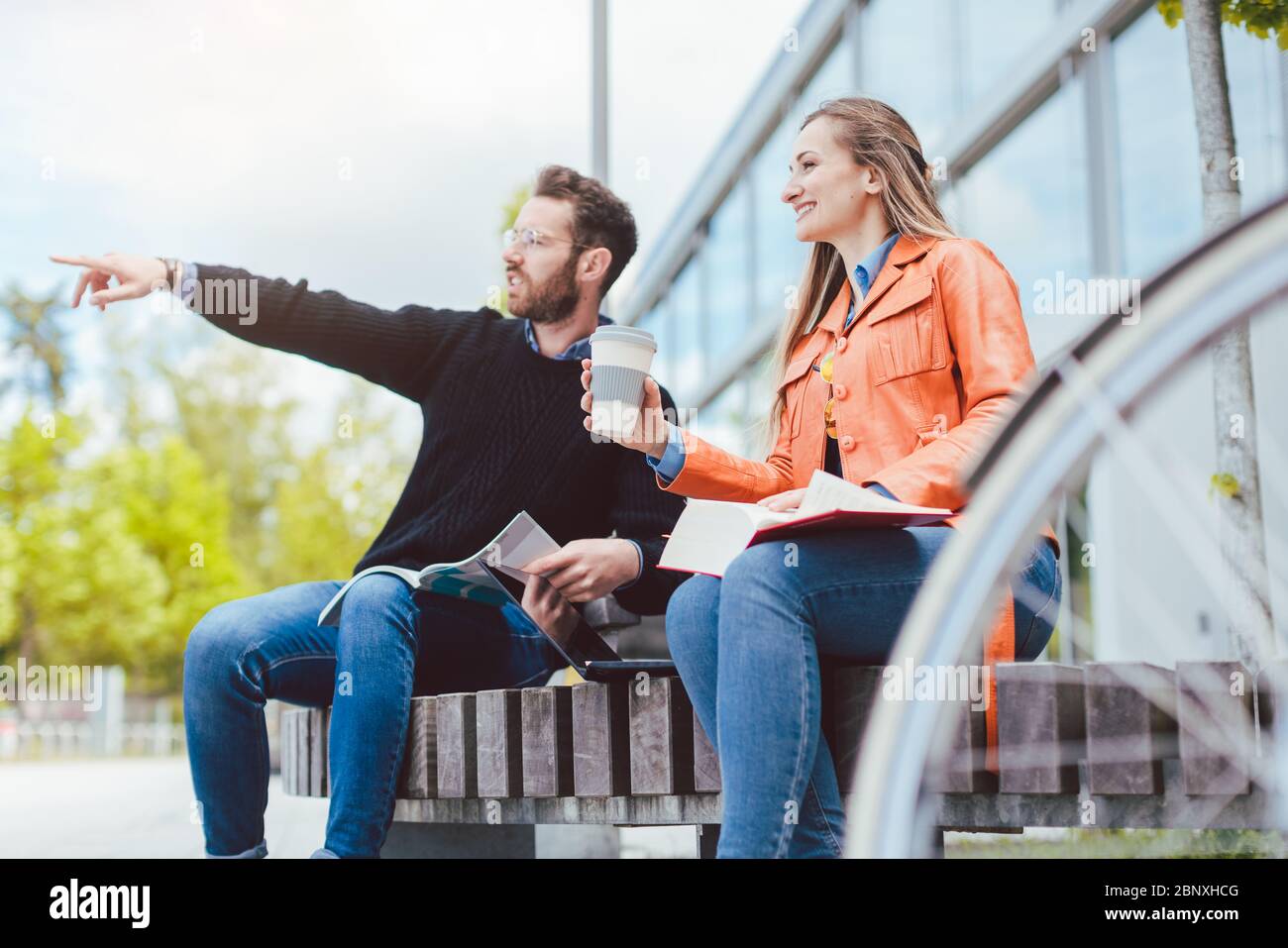 Zwei Studenten schauen sich in der Universität um Stockfoto