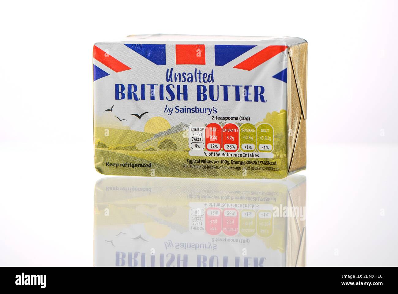 Ungesalzene britische Butter von Sainsburys in einer Verpackung auf weißem Hintergrund mit einer Reflexion isoliert. Stockfoto