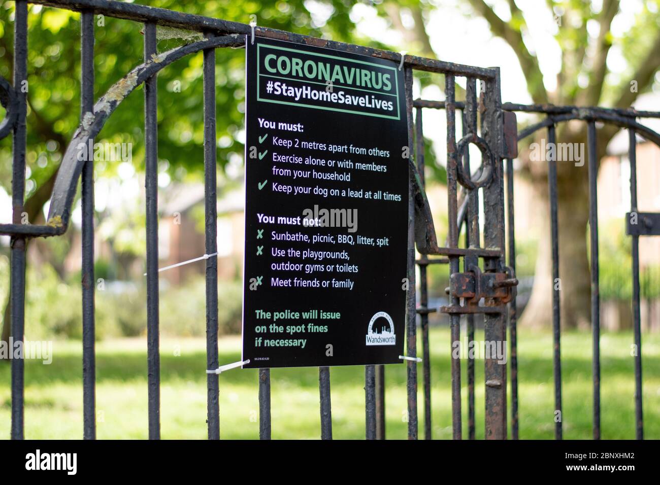 London, Großbritannien - Mai 09 2020: Eine Mitteilung besagt, dass ein Kinderspielplatz in Battersea wegen des Coronavirus geschlossen ist. Stockfoto