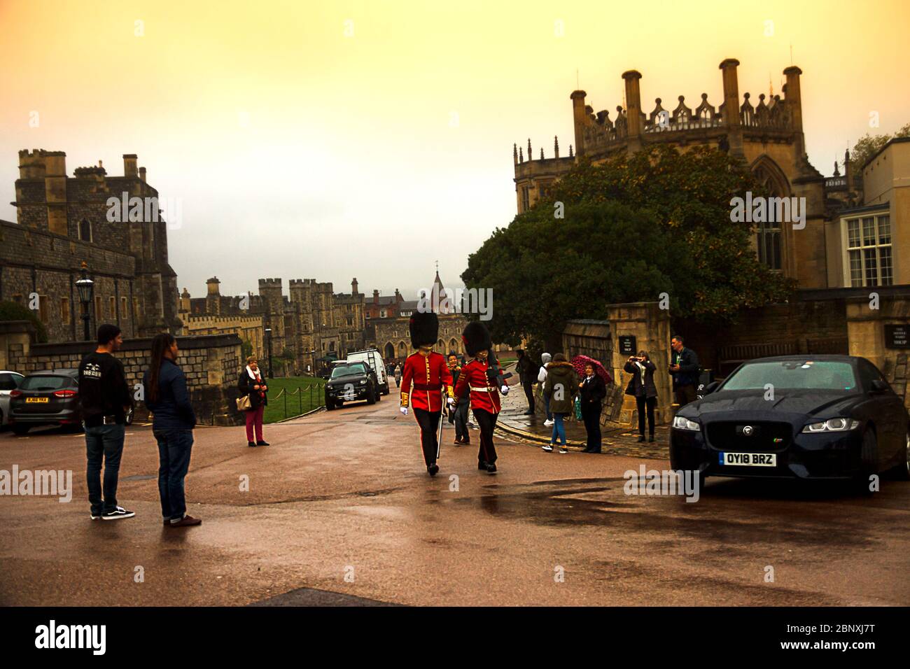 Queen's Guard und Touristen im Schloss Windsor. Windsor, Berkshire, England, Großbritannien Stockfoto