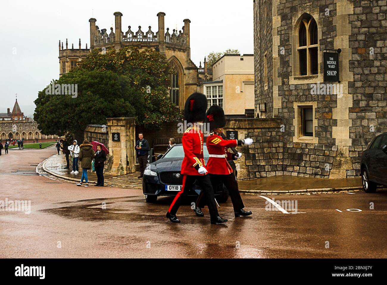 Queen's Guard und Touristen im Schloss Windsor. Windsor, Berkshire, England, Großbritannien Stockfoto