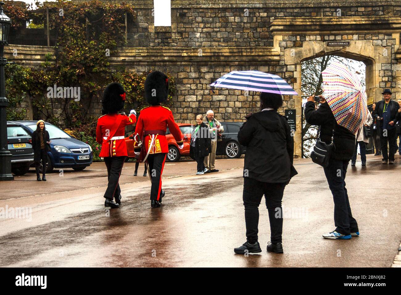 Queen's Guard und Touristen im Schloss Windsor. Windsor, Berkshire, England, Großbritannien Stockfoto